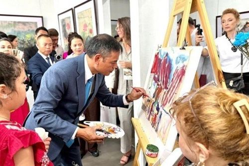 'Hương sắc Việt Nam' trên giấy Dó đến với công chúng vùng Viễn Đông