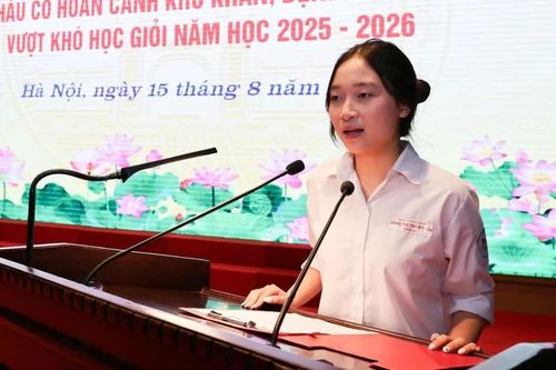 Nữ sinh mồ côi mẹ được Bộ Tư lệnh Thủ đô vinh danh
