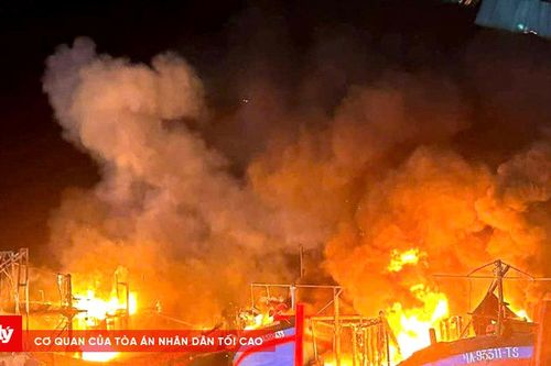 Cháy lớn tại cảng cá, 5 tàu bị thiệt hại nặng