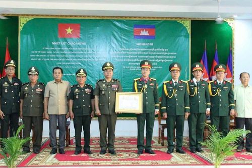 Đại tá Võ Thành Danh nhận Huân chương Hữu nghị của Campuchia