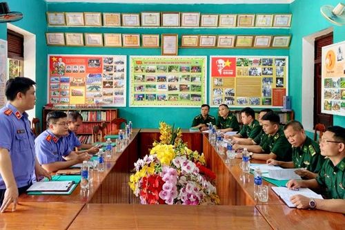 Kiểm sát trực tiếp công tác tạm giữ tại Đồn Biên phòng Hồ Le