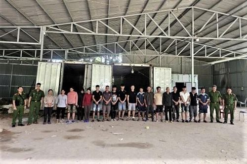Khởi tố 18 bị can trong vụ vận chuyển hơn 5,3 tấn chân giò qua biên giới