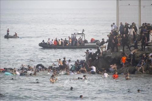 Tây Ban Nha tăng quân, siết biên giới Ceuta trước cảnh báo vượt biên hàng loạt