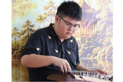 Minh Huân và niềm đam mê nhạc cụ dân tộc
