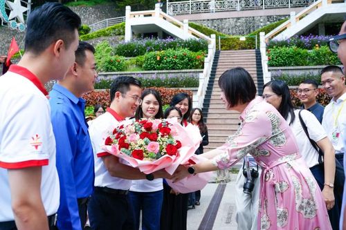 Tiễn đoàn đại biểu thanh niên Việt Nam tham gia chương trình giao lưu giáo viên - sinh viên Việt - Trung