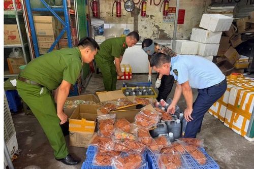 Cơ sở ở Tây Mỗ bày bán thực phẩm không nhãn mác, không rõ nguồn gốc