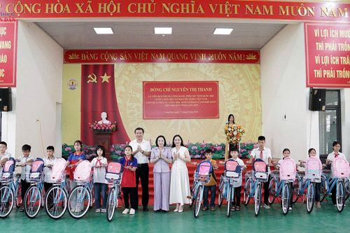 Để mỗi ngôi trường thực sự trở thành mái nhà ấm áp nơi biên cương