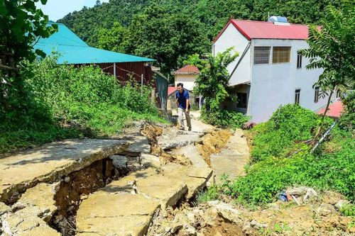 Lên phương án ổn định cuộc sống cho 17 hộ dân dưới chân núi bị sạt lở