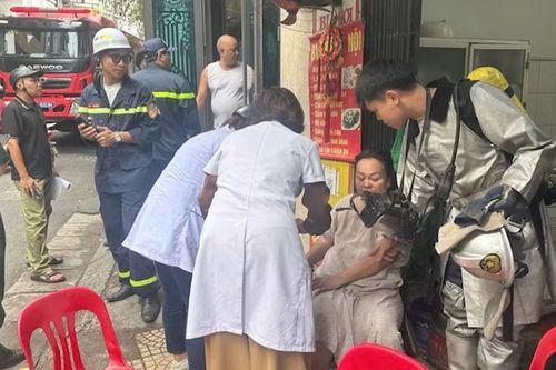 Cảnh sát giải cứu phụ nữ mắc kẹt trong đám cháy