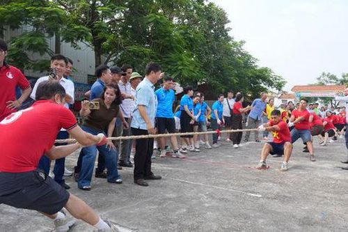 Phường Phú Lương khai mạc giải cầu lông, kéo co chào mừng Quốc khánh 2-9