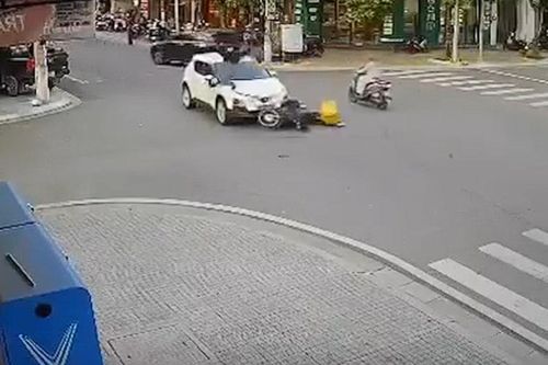 Shipper bị taxi tông bay lên không, cú 'hạ cánh' khiến ai cũng thót tim
