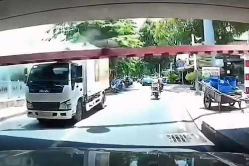 Hú hồn cảnh xe tải húc sập thanh giới hạn chiều cao ở dạ cầu Bông