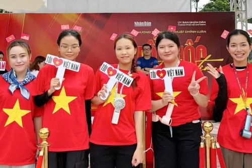 Hàng ngàn bạn trẻ tại TPHCM xếp hàng nhận vé 'Concert Quốc gia: Tổ quốc trong tim'