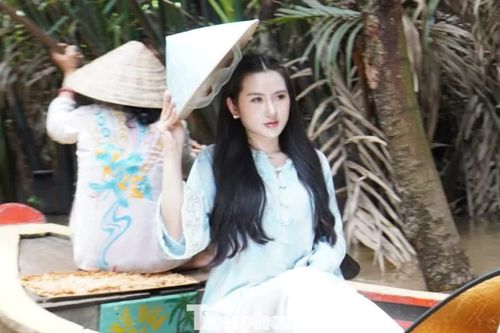 'Nàng thơ' diện áo bà ba, đi xuồng ba lá dưới bóng dừa