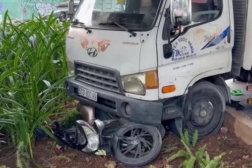 Xe tải mất thắng trên cầu Ba Son, lao thẳng vào xe máy