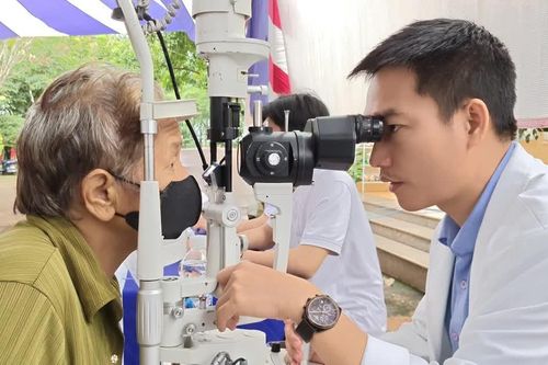 Khám mắt và cấp phát thuốc miễn phí cho người dân vùng biên
