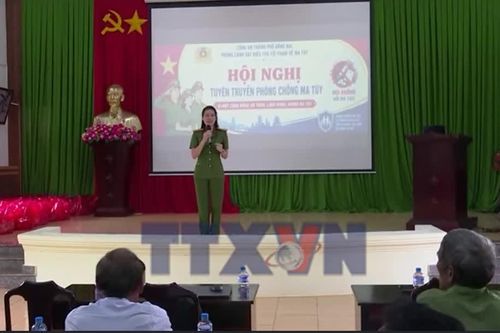 Tuyên truyền pháp luật cho hàng trăm người dân biên giới