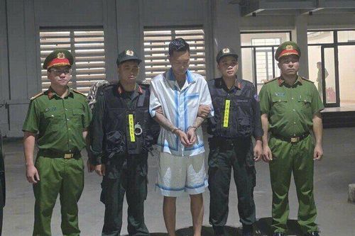 Huấn Hoa Hồng hút triệu người theo dõi trên MXH và hệ lụy từ 'giang hồ mạng'