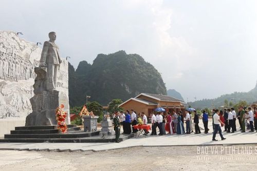 Đoàn đại biểu tỉnh dâng hương, dâng hoa nhân dịp kỷ niệm 116 năm Ngày sinh đồng chí Lương Văn Tri