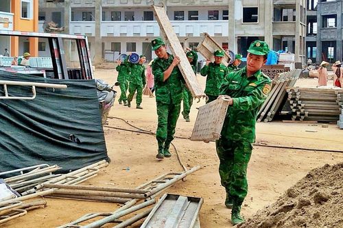Cán bộ, chiến sĩ Đồn Biên phòng Tả Gia Khâu tham gia hoàn thiện trường nội trú biên giới Pha Long