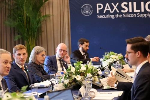 Pax Silica: Mỹ muốn đối tác chọn phe trong cuộc đua AI với Trung Quốc