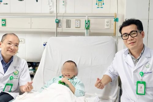 Báo động đỏ cứu bé trai 6 tuổi bị cọc sắt xuyên từ bụng xuống tầng sinh môn