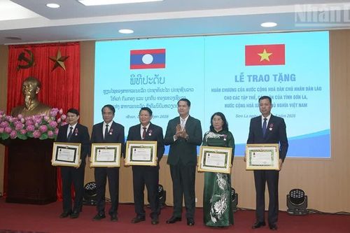 Trao Huân chương của Nhà nước Lào cho các tập thể, cá nhân tỉnh Sơn La