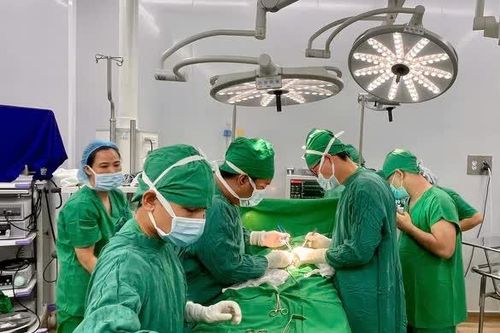 Phẫu thuật cứu sống trẻ sơ sinh bị hở thành bụng, quai ruột lộ ra ngoài
