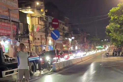 Hà Nội: Đèn tín hiệu giao thông liên tục đỏ, ô tô xếp hàng dài trong đêm