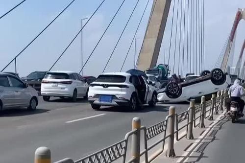 Ô tô lật ngửa sau va chạm liên hoàn trên cầu Nhật Tân