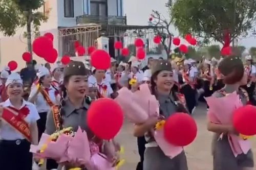 Clip 'đội nghi thức trung niên' gây xôn xao, lãnh đạo xã lên tiếng