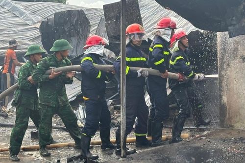 Nguyên nhân vụ cháy thiêu rụi 2 căn nhà sát nhau và 3 xe máy