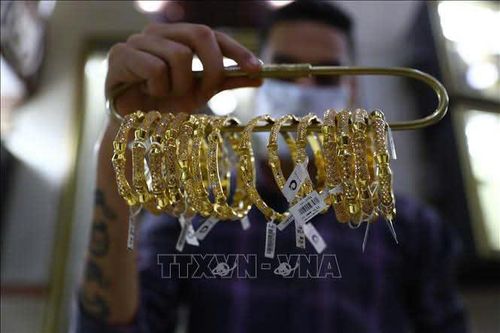 Giá vàng SJC tiếp tục tăng, thị trường thế giới 'ngóng' triển vọng lãi suất Mỹ