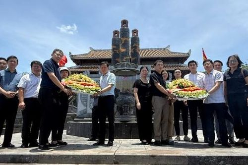 Đảng bộ Tổng công ty Thuốc lá Việt Nam tưởng niệm các Anh hùng liệt sĩ tại Trường Sơn