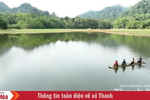 Nơi mặt hồ phẳng lặng soi bóng mây trời