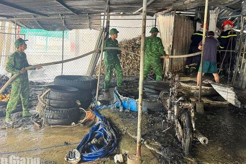 Cháy 2 căn nhà, 3 xe máy ở Kiên Lương
