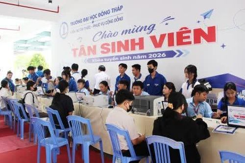 Trường Đại học Đồng Tháp rộn ràng đón tân sinh viên làm thủ tục nhập học
