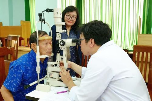 Khám sàng lọc miễn phí các bệnh về mắt cho người cao tuổi và người dân khó khăn