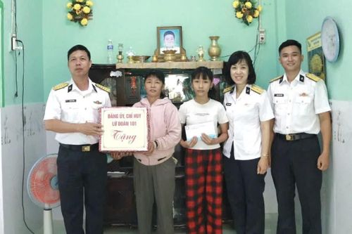 Lữ đoàn 101 tặng quà con ngư dân trước thềm năm học mới