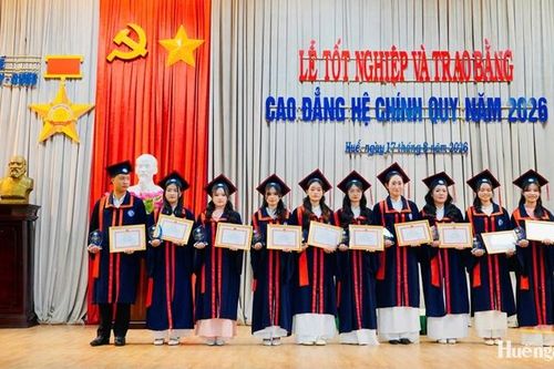 370 sinh viên cao đẳng Trường Đại học Y - Dược, Đại học Huế nhận bằng tốt nghiệp