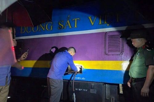 Lái tàu thuộc Xí nghiệp Đầu máy Hà Nội hút trộm dầu để bán, thu hơn 4,5 tỷ đồng