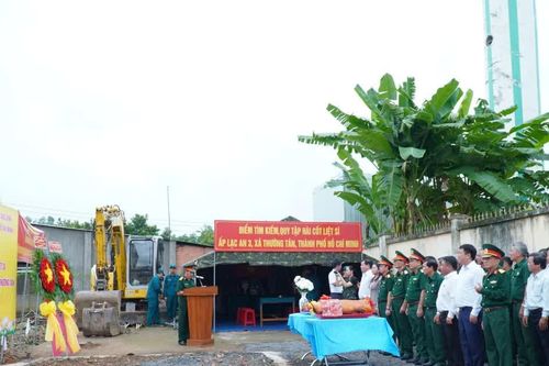 Tìm kiếm hài cốt liệt sĩ tại khu mộ tập thể ấp Lạc An 3