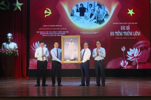 Phường Đống Đa công diễn chương trình nghệ thuật 'Bác Hồ - Hai tiếng thiêng liêng'
