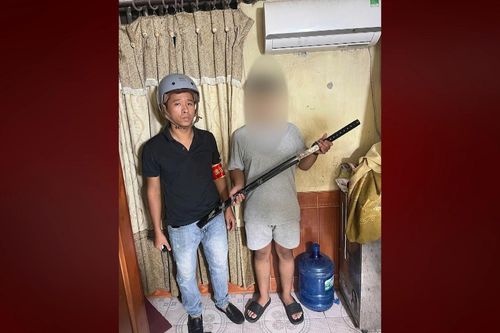 Nam thanh niên 17 tuổi cất giấu nhiều vũ khí thô sơ