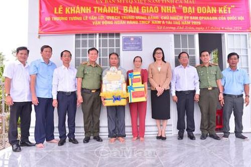 Thượng tướng Lê Tấn Tới bàn giao nhà Đại đoàn kết tại Cà Mau