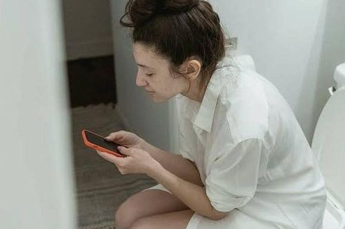 Ngồi bồn cầu quá 5 phút, đặc biệt còn cầm điện thoại: Thói quen nhiều người mắc có thể hại sức khỏe