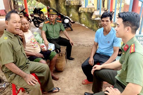 Sĩ quan quân đội, công an, cán bộ nghỉ hưu có thể được chọn làm người có uy tín