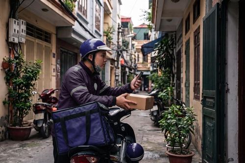 Ức chế khi shipper giao hàng trái giờ rồi ép khách 'không nhận được thì hủy'
