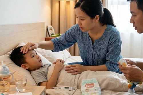 Trẻ sốt đầu năm học: 72 giờ đầu cha mẹ cần theo dõi gì?