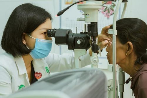 Khám mắt miễn phí cho người dân miền núi xứ Huế